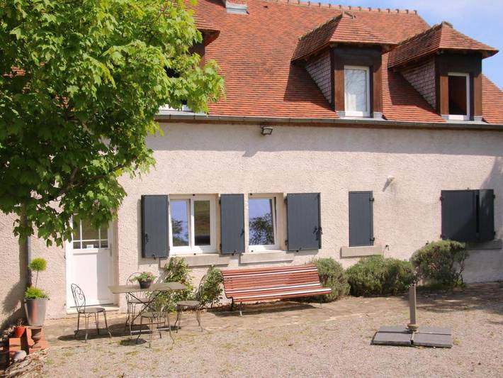 Location de vacances pour 4 personnes, avec Terrasse et Jardin à Besson