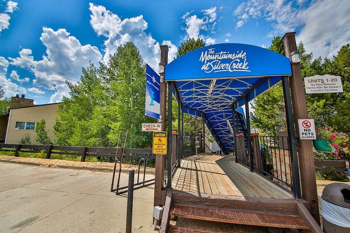 Gîte pour 13 personnes, avec jacuzzi ainsi que piscine et terrasse à Granby
