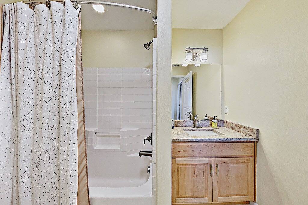 Dog-friendly multi-level home with pool, full kitchen, central Ac & washer/dryer in Corpus Christi, Mustang Island