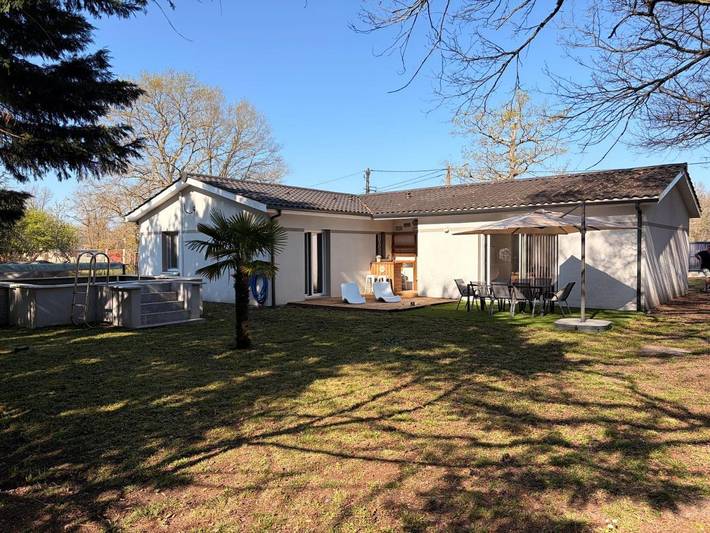 Gîte pour 8 personnes, avec terrasse ainsi que jardin et piscine à Mérignac