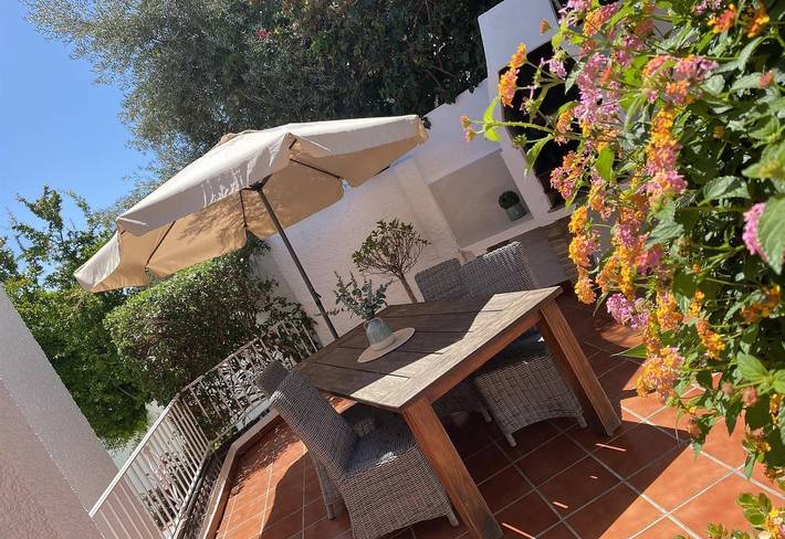 Charming Villa near the Sea with Pool, Wi-Fi, A/C, Garden & Balcony in Playa de Burriana, Nerja