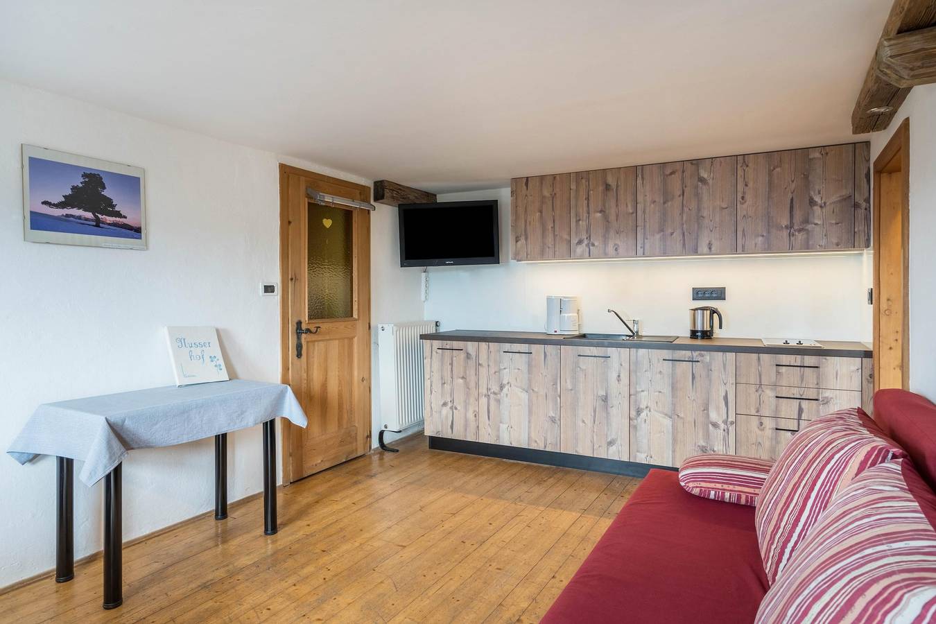 Appartamento intero, Appartamento "Enzian - Nusserhof" vicino all'area sciistica con vista sulle montagne e balcone in Avelengo di Sopra, Avelengo