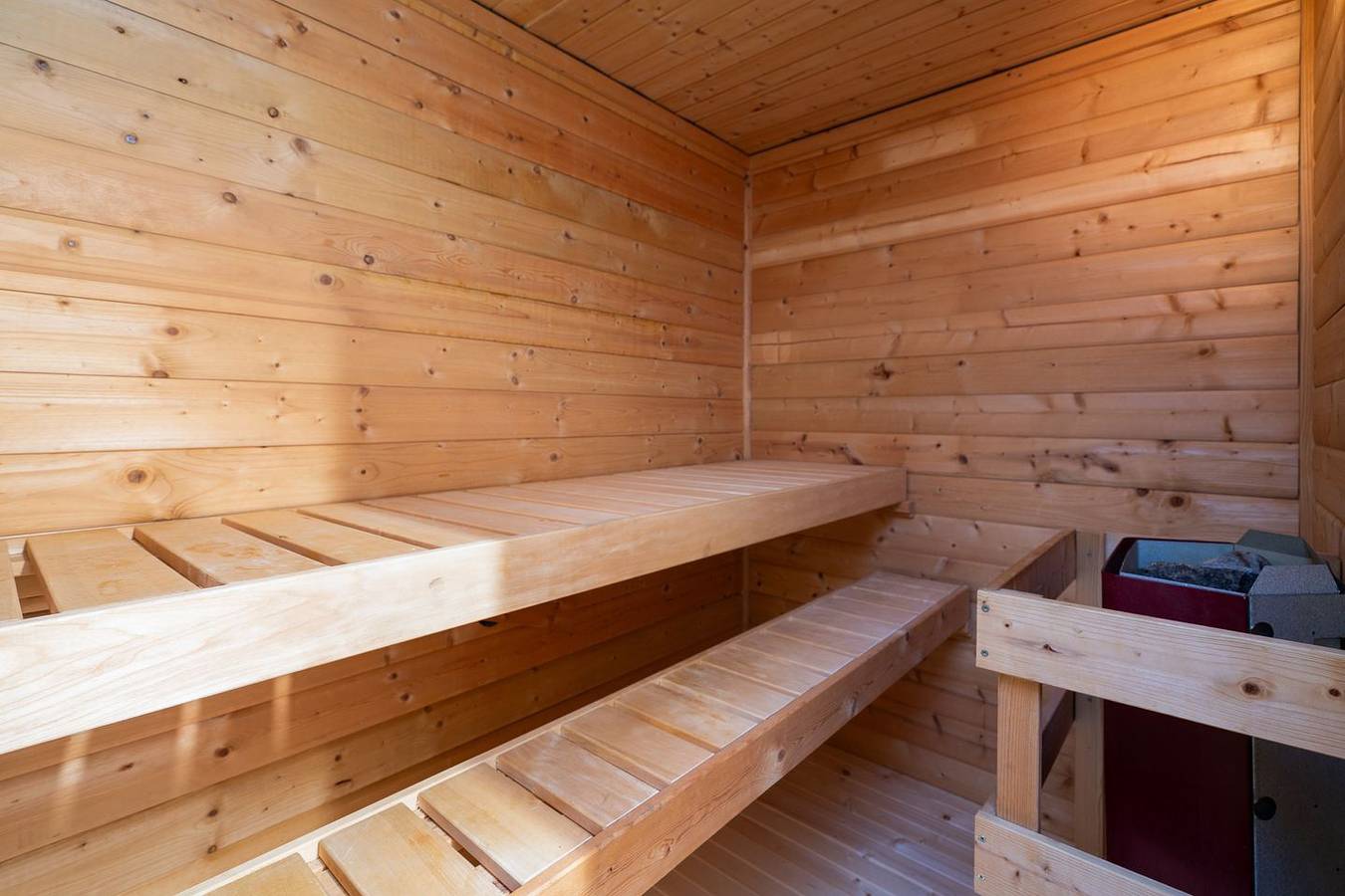 Ganze Wohnung, Geschmackvolle Ferienwohnung mit beheiztem Salzwasser-Pool, Terrasse und Sauna in Ratekau, Ostholstein