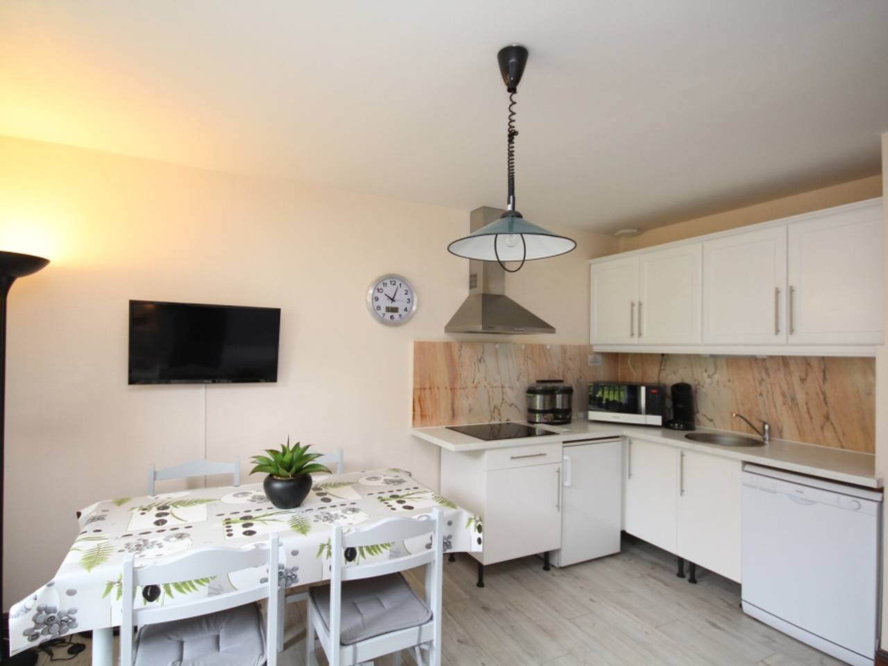 Entire apartment, Mont-Dore T2 with balcony and Wifi for 4 guests in Mont-Dore, Volcans d'Auvergne Regional Nature Park