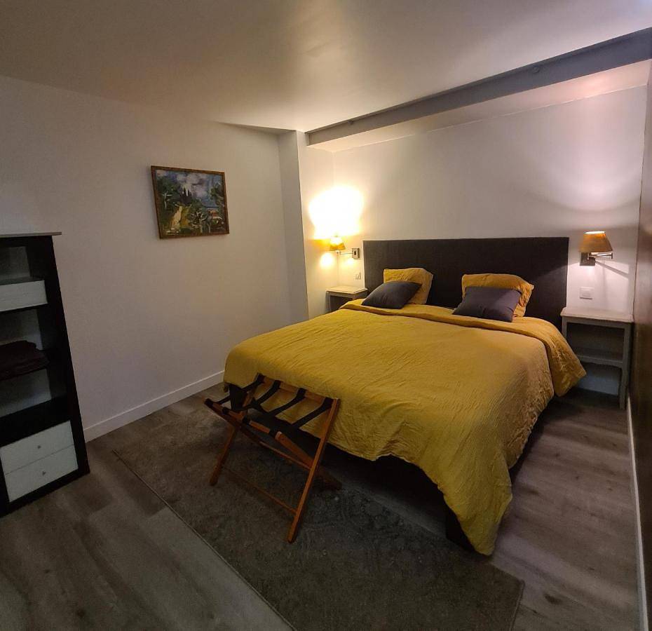 Gîte en face du Château de Nizas, 4 chambres d'hôtes et 1 appartement familial pour 4 personnes in Nizas, Côte méditerranéenne (France)