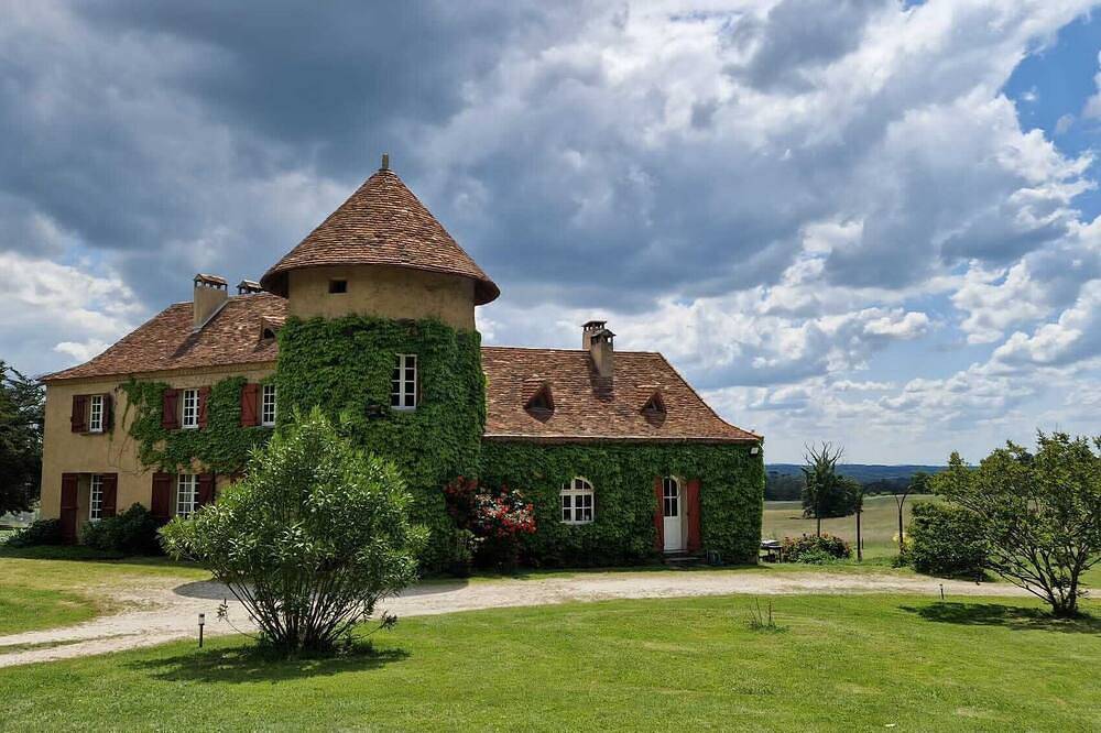 A 10 km de Bergerac, maison de campagne avec piscine et tennis privés in Les Lèches, Périgord Pourpre