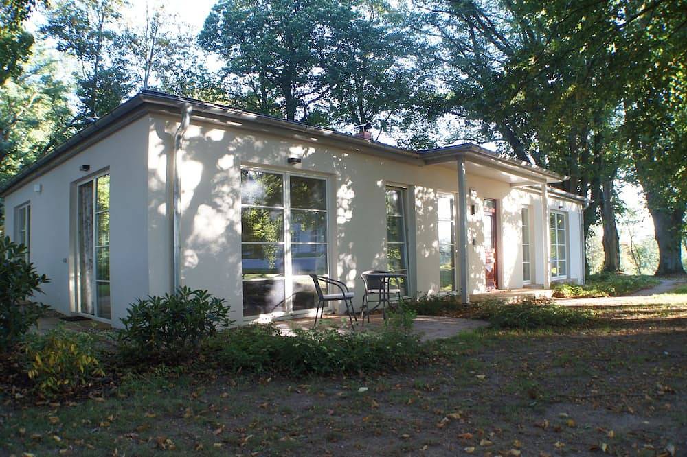 Ferienhaus im Schlosspark Hohen Niendorf mit Terrasse und Blick bis zur Ostsee in Hohen Niendorf, Bastorf