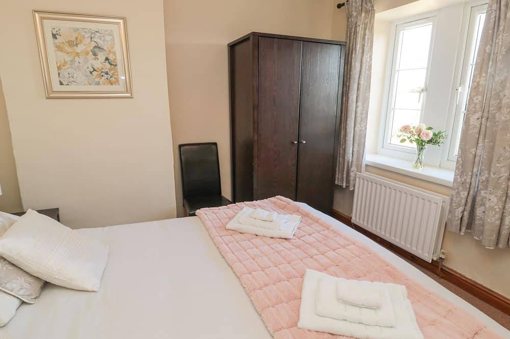 The Retreat, pet friendly, with pool in Embleton in Embleton, Northumberland
