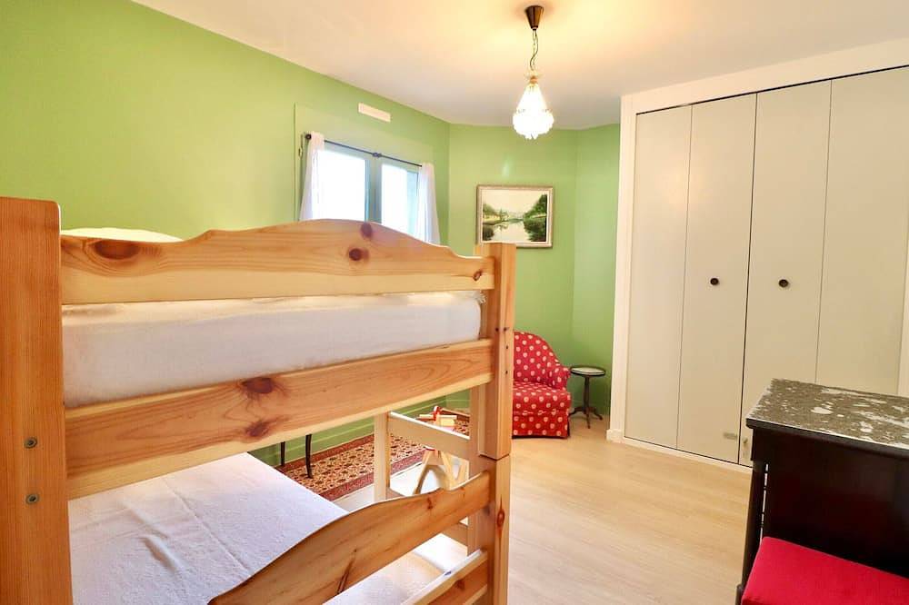 Entire apartment, Bright 2-bedroom apartment with terrace, parking and Wifi in Veyrier-du-Lac in Veyrier-du-Lac, Annecy region