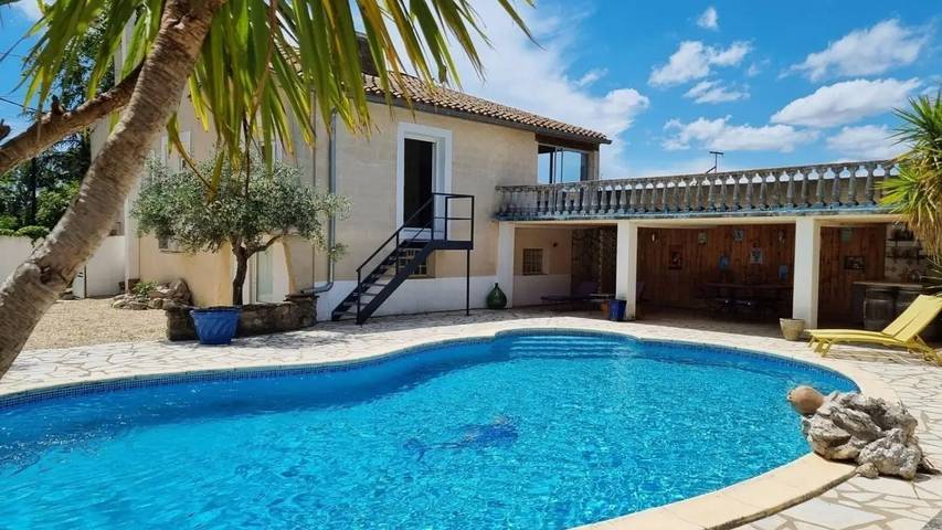 Location de vacances pour 7 personnes, avec piscine et jardin à Homps