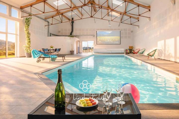 Location de vacances pour 12 personnes, avec piscine ainsi que vue et jardin à Dollon