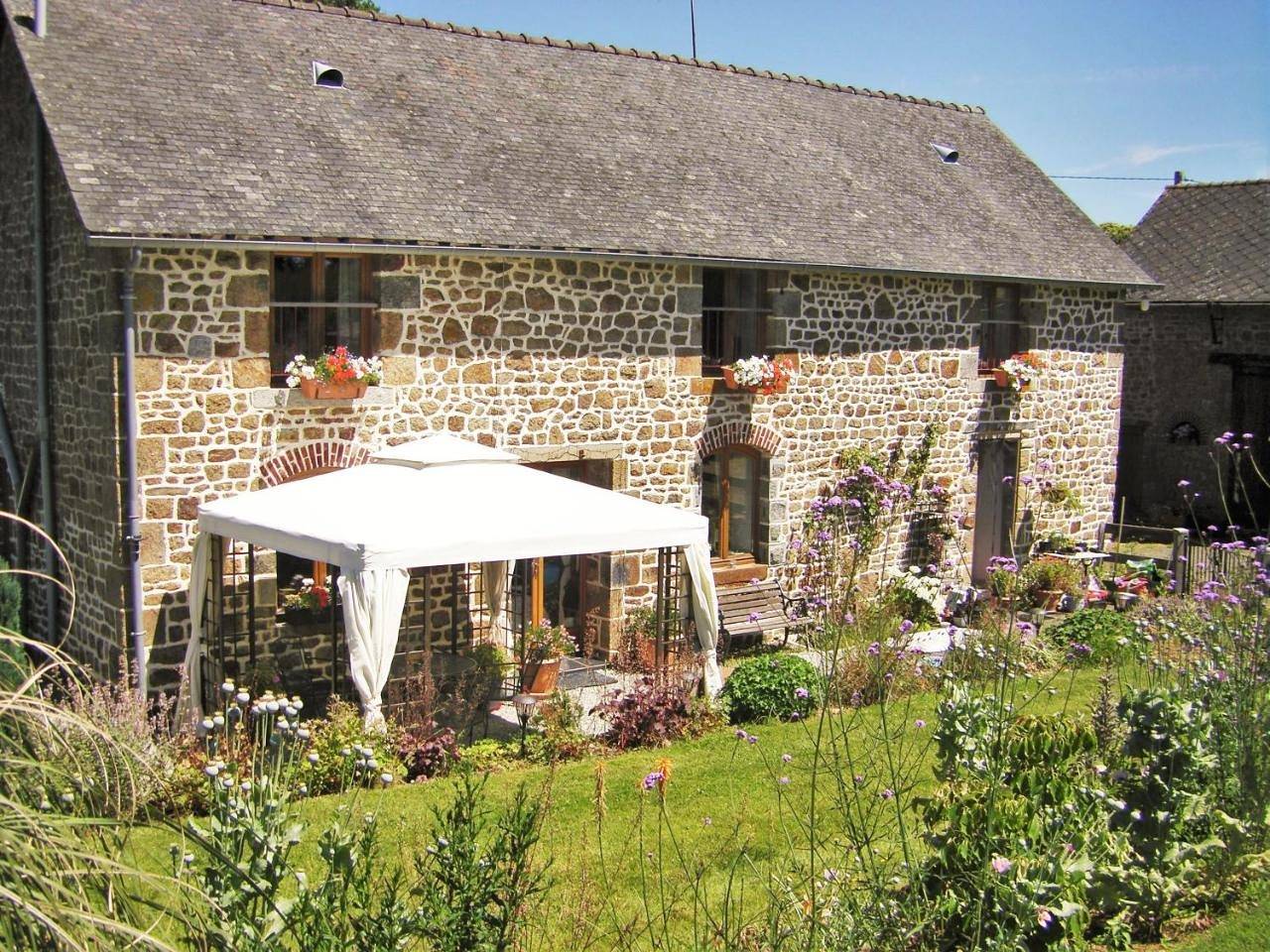 Comfort Triple Room in Lassay-les-Châteaux, Parc naturel régional Normandie-Maine