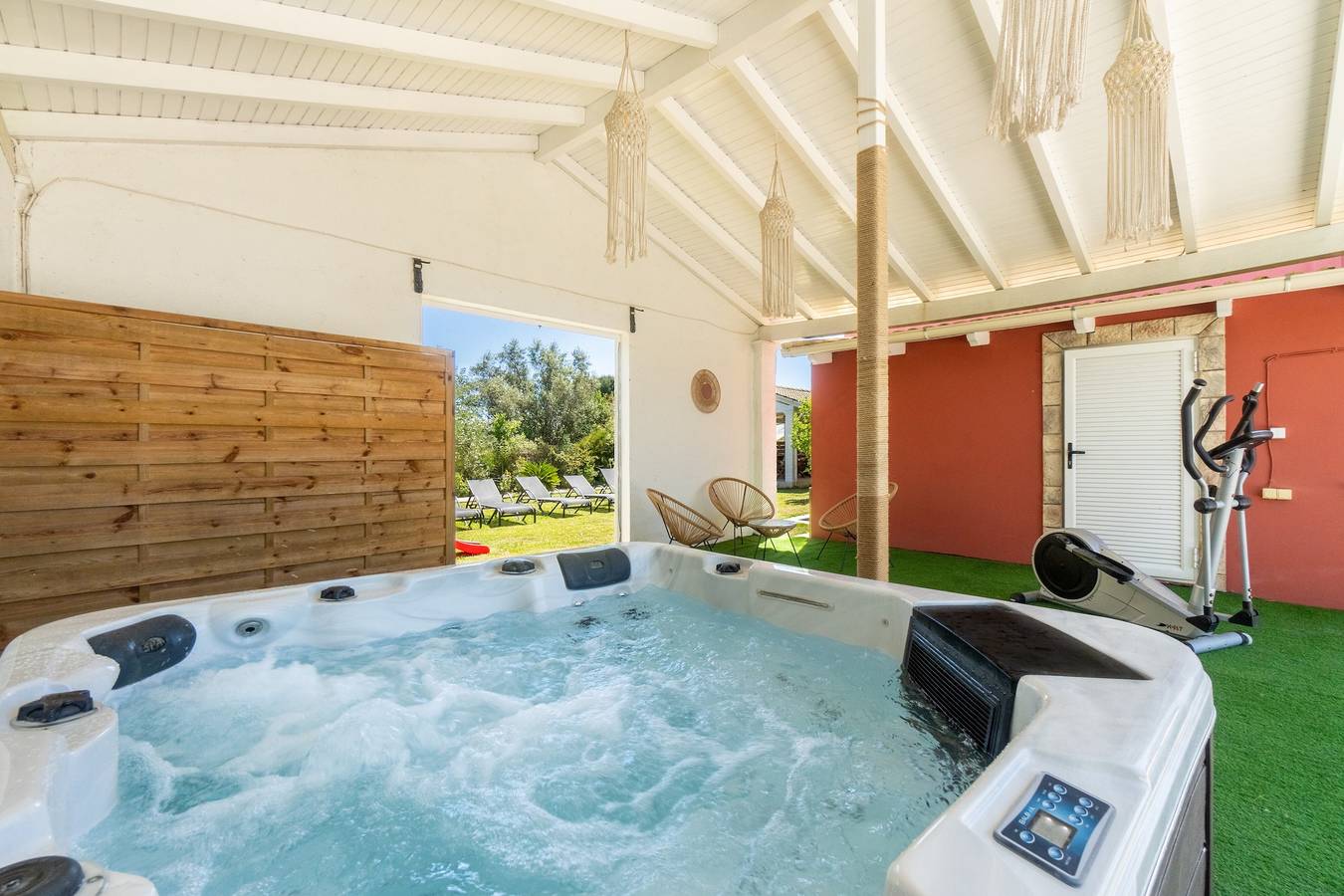 Euphoria Country House with Jacuzzi and Barbecue in Άγιο Ιωάννη (Κέρκυρα), Κέρκυρα