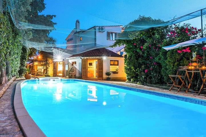 Ferienhaus für 14 Personen, mit Whirlpool und Garten in Rogoznica