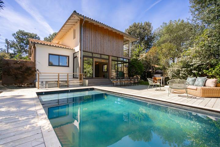 Location de vacances pour 8 personnes, avec terrasse et jardin dans Pyla Plage