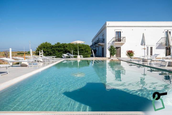 Hôtel pour 2 personnes, avec terrasse ainsi que piscine et jardin