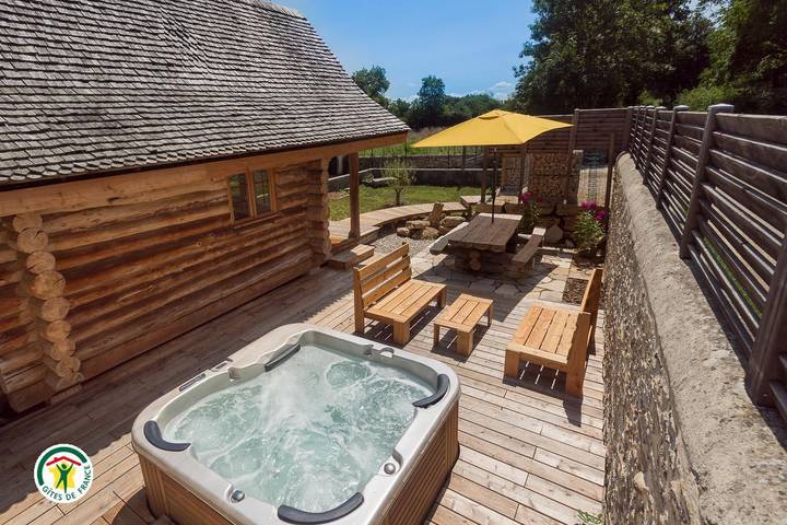 Gîte pour 3 personnes, avec Jacuzzi ainsi que Terrasse et Jardin à Serrières-de-Briord