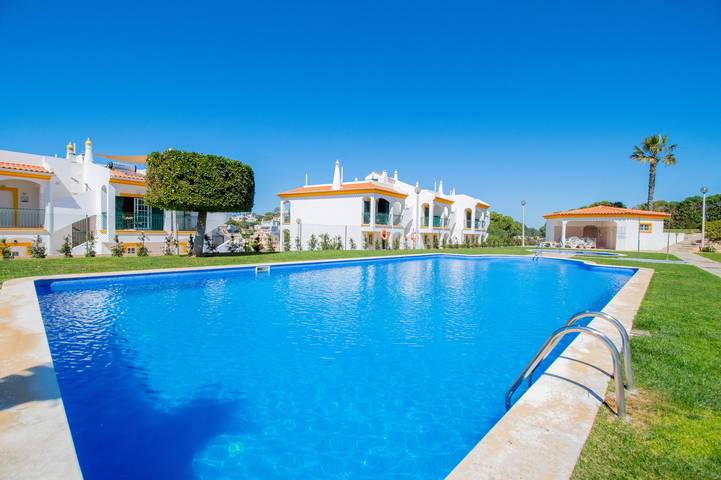 Vakantieappartement voor 4 personen, with Balkon and Terras as well as Kinderzwembad in Carvoeiro