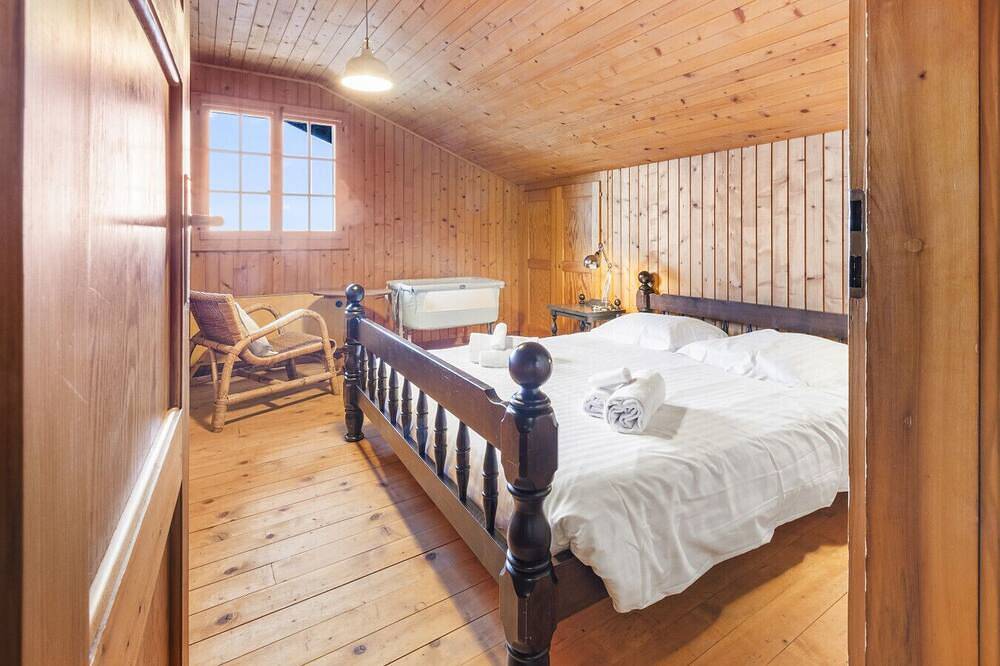 Family chalet with views of the Alps and lake, above Montreux in Caux in Montreux, Genfer See