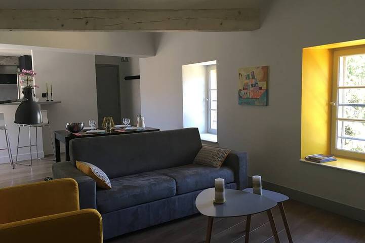 Entire apartment, Large 60 m2 apartment, historic center, near the market, former convent in La Rochelle, La Rochelle region
