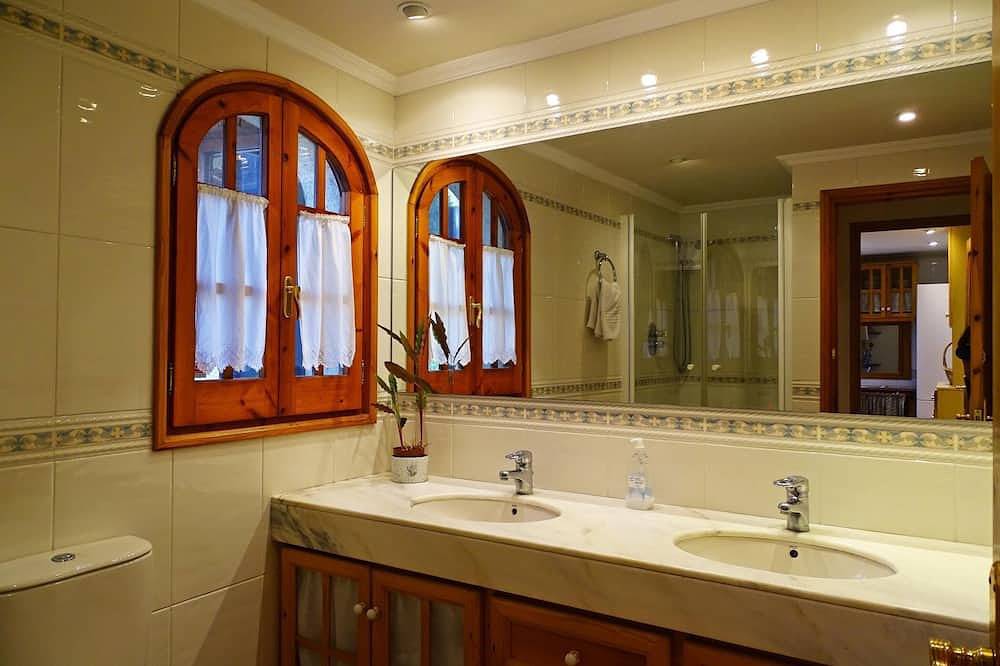 Beautiful house 5000m2 private garden with pool i and porch with barbecue.Wi-Fi in Valls, Alt Camp