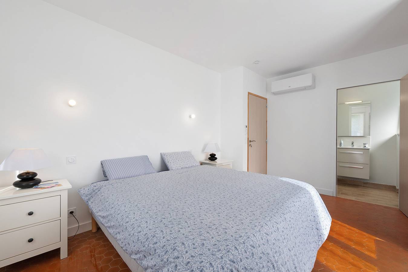 Gästezimmer Sous le Pin „Zimmer 2“ mit gemeinsamer Terrasse, Wlan und Klimaanlage! in Olonne-sur-Mer, Les Sables-d'Olonne