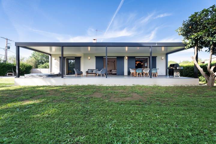 Location de vacances pour 8 personnes, avec jacuzzi et jardin, animaux acceptés à Hyeres - 4