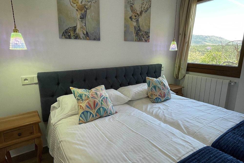 Entire apartment, Apartamento de Vistas Privilegiadas a la Reserva de la Biosfera y Exquisita Decoración Ecléctica in Montejo de la Sierra, Madrid Province