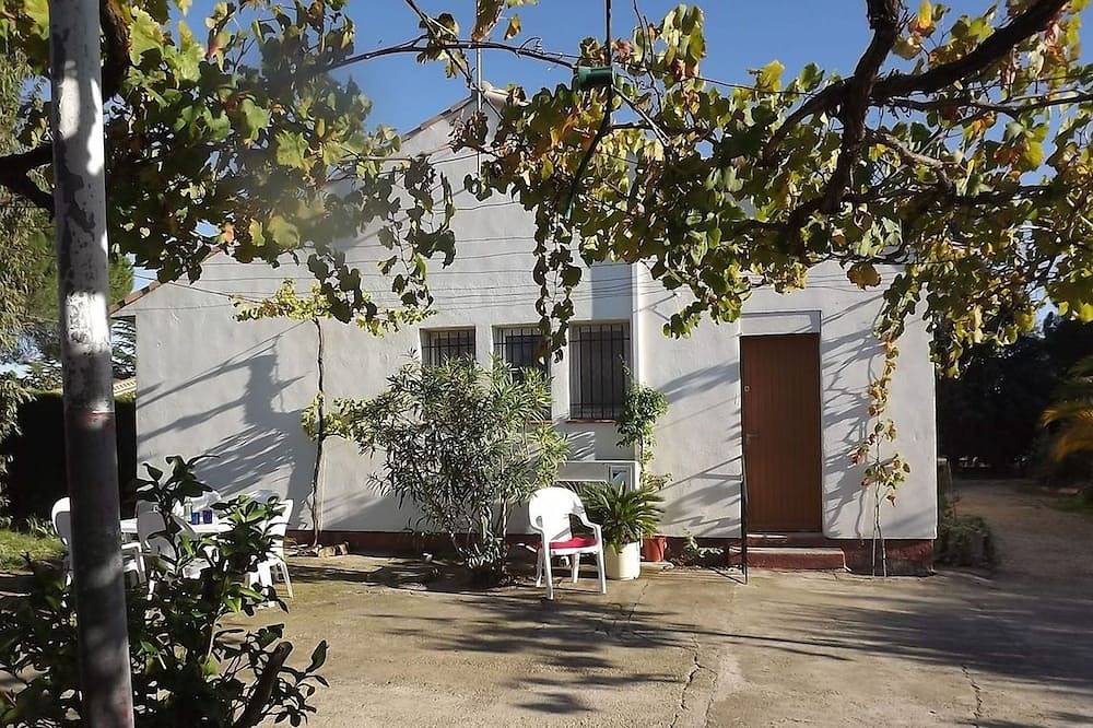 Villa Lourmel, bleibt im Schatten von Eukalyptus und seiner Laube in Sauvian, Mittelmeerküste (Frankreich)