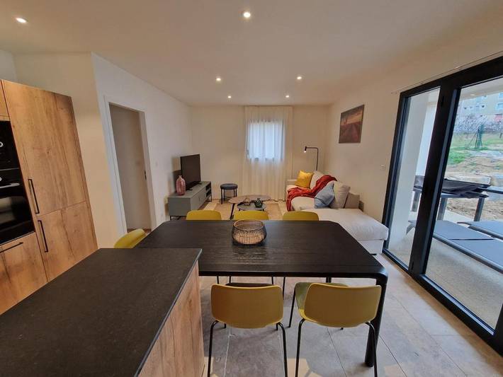Appartement de vacances pour 5 personnes, avec bassin pour enfant et vue ainsi que jardin et piscine