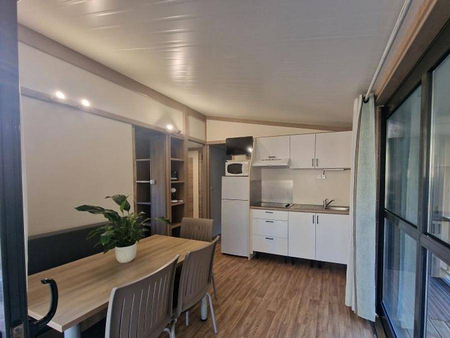 Flower Camping Les Tomasses - Chalet 5 personas - Chalet Confort Mimosa (2 habitaciones -5 personas máx) 28 m² + terraza + trastero in Belgentier, Costa mediterránea (Francia)