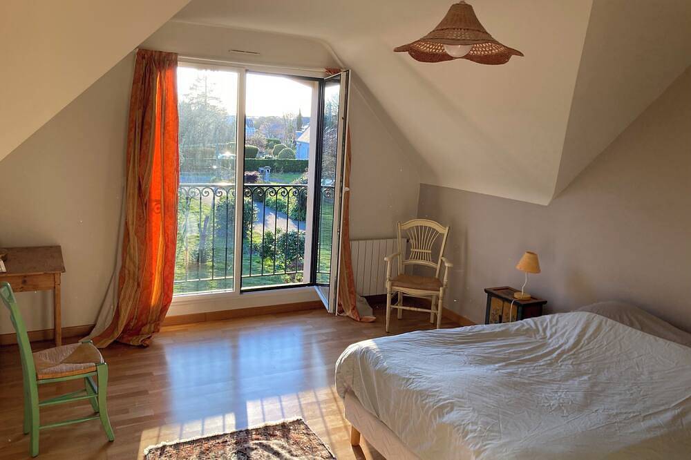 Spacious and bright house on large plot 10 min walk from Pont L' Abbé in Pont-l'Abbé, Quimper region