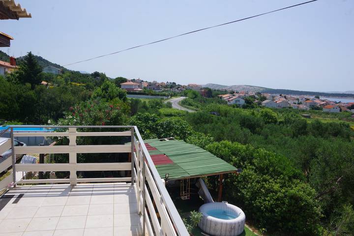 Ferienwohnung für 2 Personen, mit Pool und Balkon/Terrasse