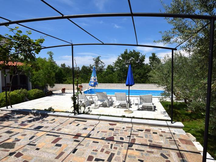 Ferienhaus für 2 Personen, mit Balkon und Terrasse sowie Pool in Zbandaj
