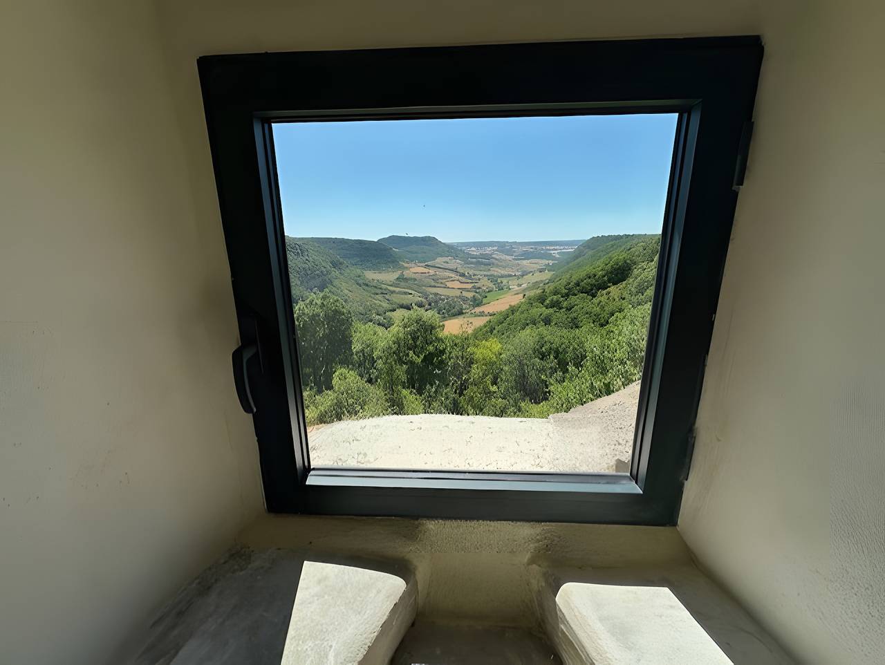 Domaine Labro avec vue extraordinaire sur le cirque du Levancou  in Saint-Georges-de-Luzençon, Parc naturel régional des Grands Causses