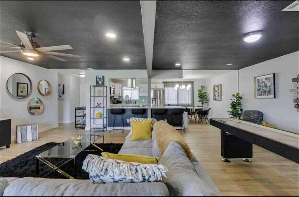 Las Vegas Getaway!! Sleeps 10+ King Bed. Jacuzzi. Open Layout!! in Winchester (NV), Nevada