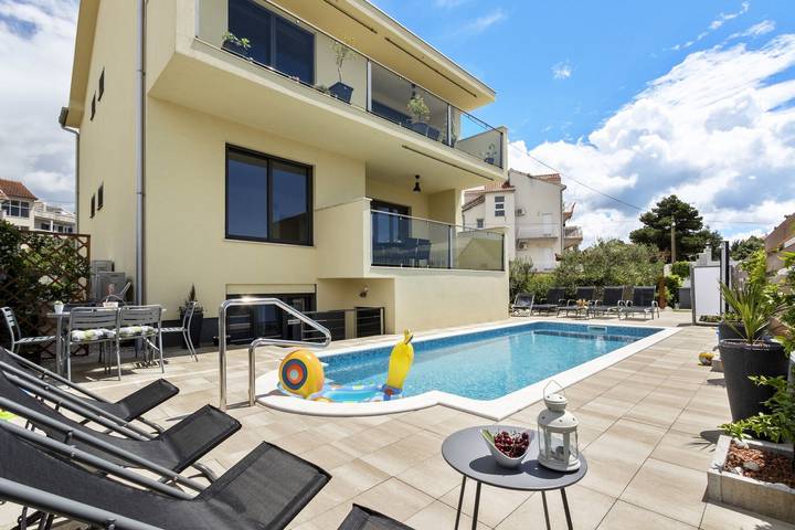 Ferienwohnung für 5 Personen, mit Garten, kinderfreundlich in Sibenik