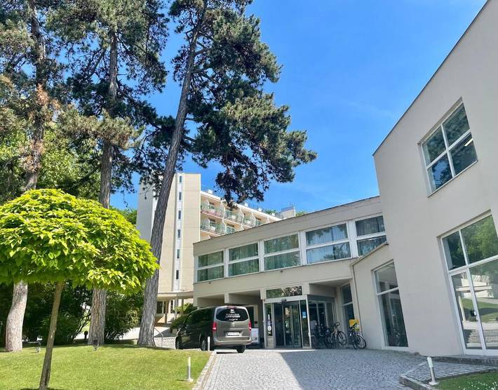 Hotel, mit Balkon und Terrasse sowie Garten und Pool