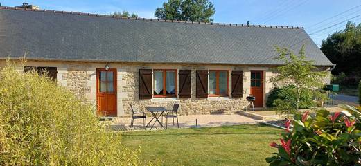 Gîte pour 2 personnes, avec terrasse et jardin à Plouaret