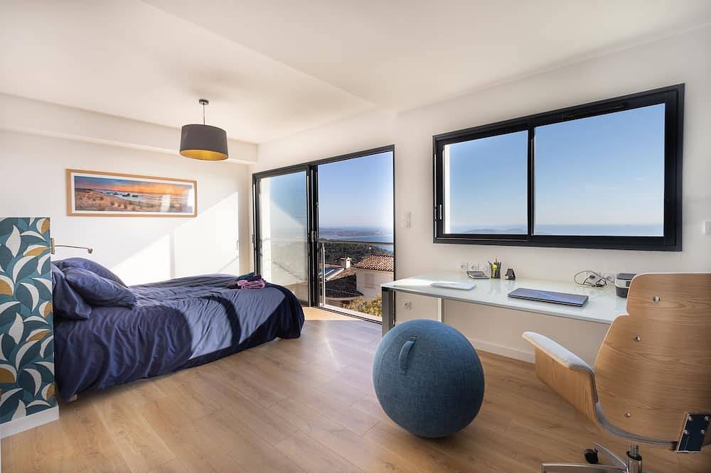 Villa de Prestige 5* vue Epoustouflante sur les Iles d'or-Clim-Piscine -8P-Calme in Carqueiranne, Côte méditerranéenne (France)