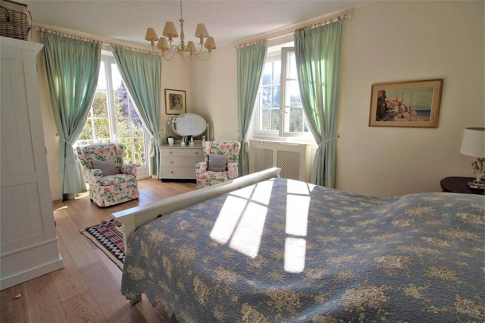 Charming villa , close to Salis beach , walking distance to shops and  center in Antibes, Mediterranean Coast (France)