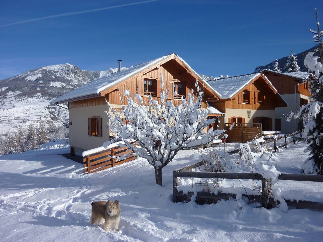 Chalet 'Garrigue Au Pied Des Pistes' with Mountain View, Shared Pool and Wi-Fi in Les Orres, Écrins National Park