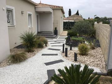 Cottage pour 6 personnes, avec piscine ainsi que vue et jardin à Clarensac