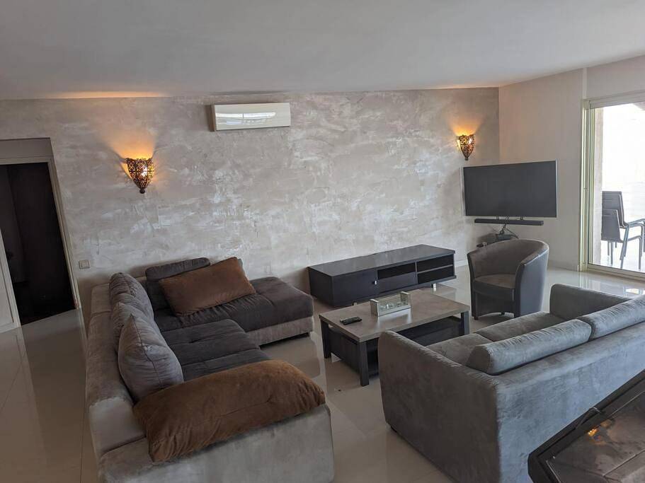 Appartement entier, Haut de villa avec piscine in Le Broc, Côte méditerranéenne (France)