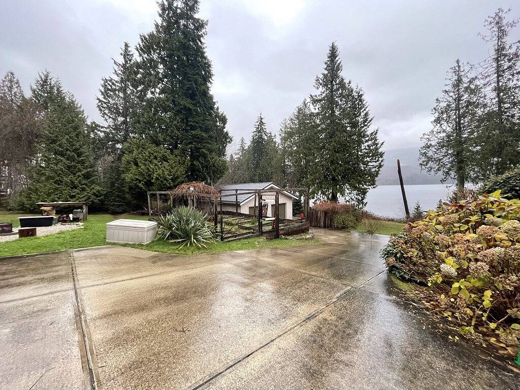 Waterfront Retreat, Beach Access, Group Friendly, Sleeps 14 in Sechelt, Sunshine Coast Regional District