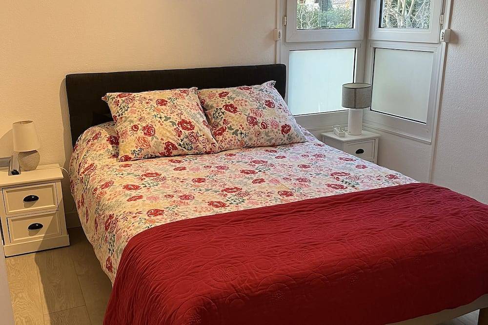 Appartement entier, Appartement T2 Bord De Mer \"Les pieds dans l'eau\" avec Garage in La Ciotat, Région de Marseille