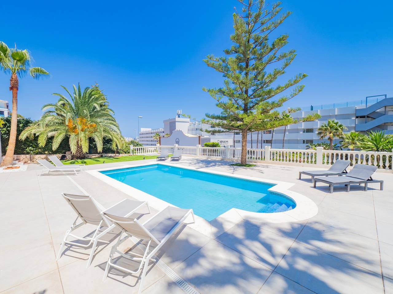 Cubo's Beach Front Villa Benalmadena in Torremuelle, Benalmádena