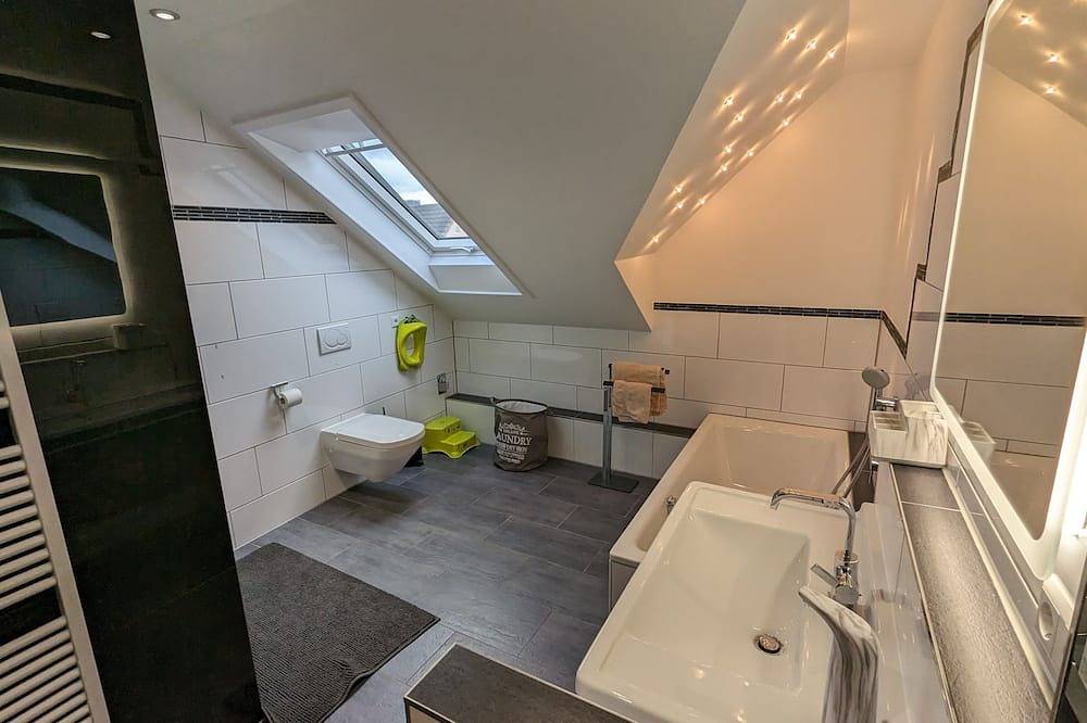 Ganze Wohnung, Ferienwohnung (6) 3.Og 70 qm - Maisonette - direkt am Bahnhof in Europa-Park, Ringsheim