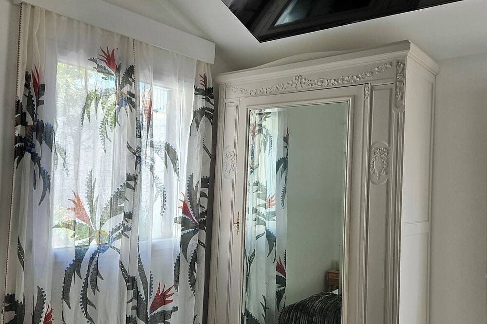 Le Jardin 28: Free closed parking lot 15 minutes' walk from Rer A/E, Paris/Disney in Champigny-sur-Marne, Val-de-Marne