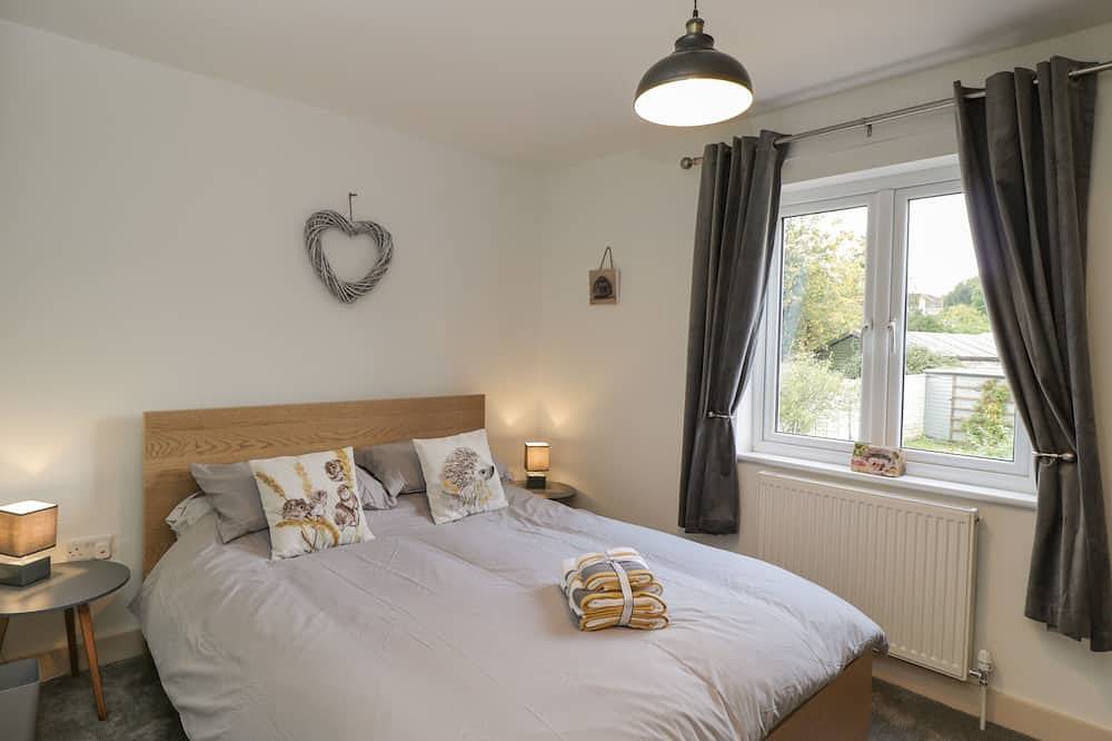 Weavers Cottage, family friendly, with a garden in Cam, Dursley in Stroud, Gloucestershire